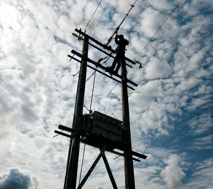 Instalación de línea de transmisión eléctrica